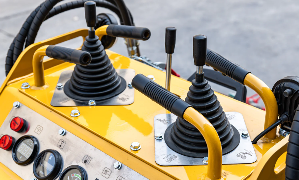 How To Choose Between A Wheeled And Tracked Mini Skid Steer Loader
